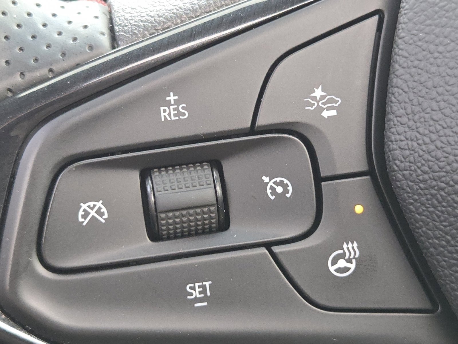 Used 2025 Chevrolet Trax RS w/ Sunroof Package image 13