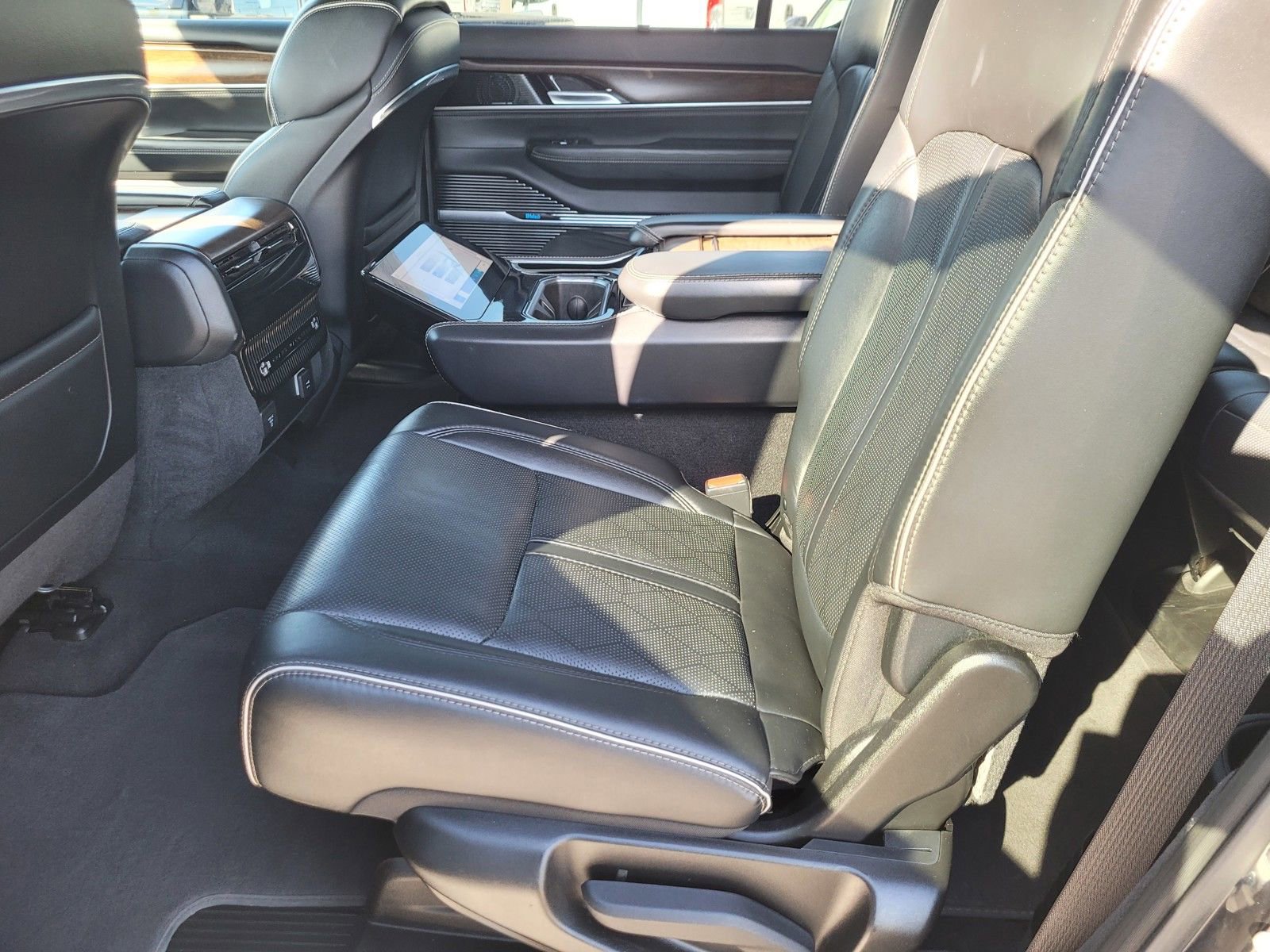 Used 2023 Jeep Grand Wagoneer L Series II image 11