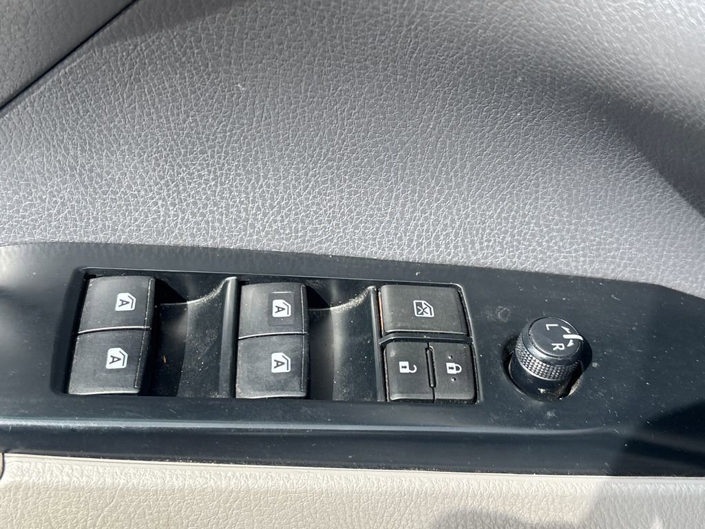 Used 2018 Toyota Camry SE FWD image 6
