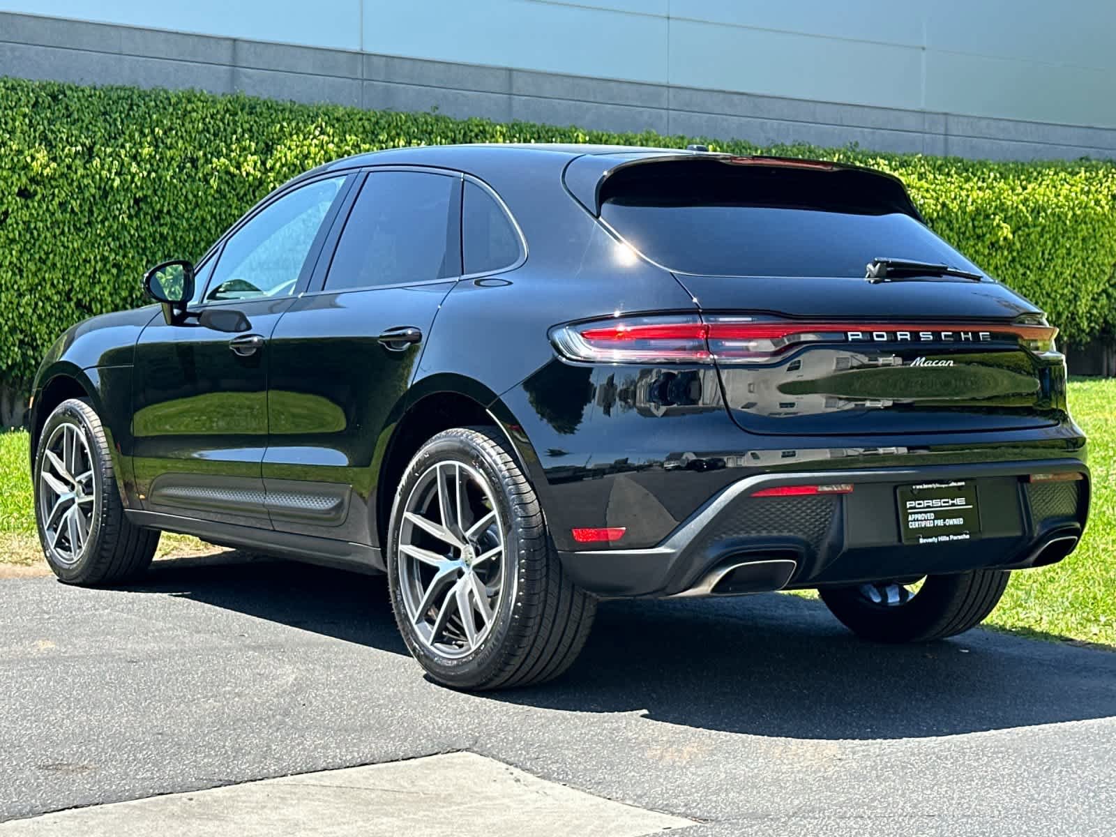 Certified 2025 Porsche Macan AWD/4WD image 3
