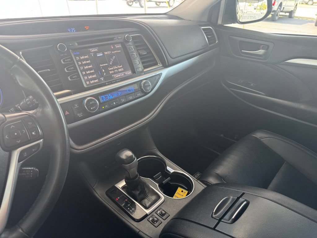 Used 2019 Toyota Highlander XLE FWD image 14