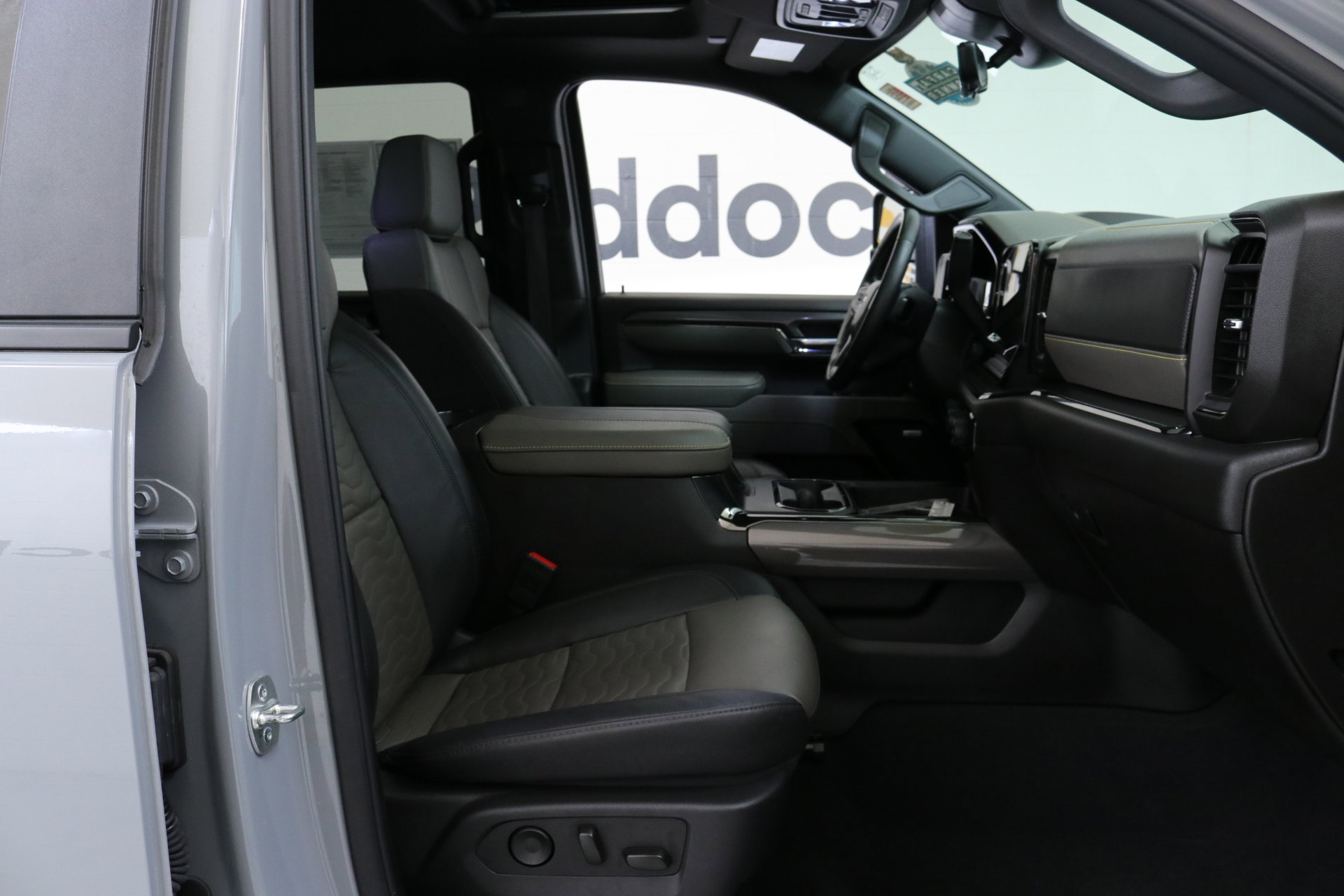 Used 2025 Chevrolet Silverado 2500 ZR2 w/ Technology Package image 31