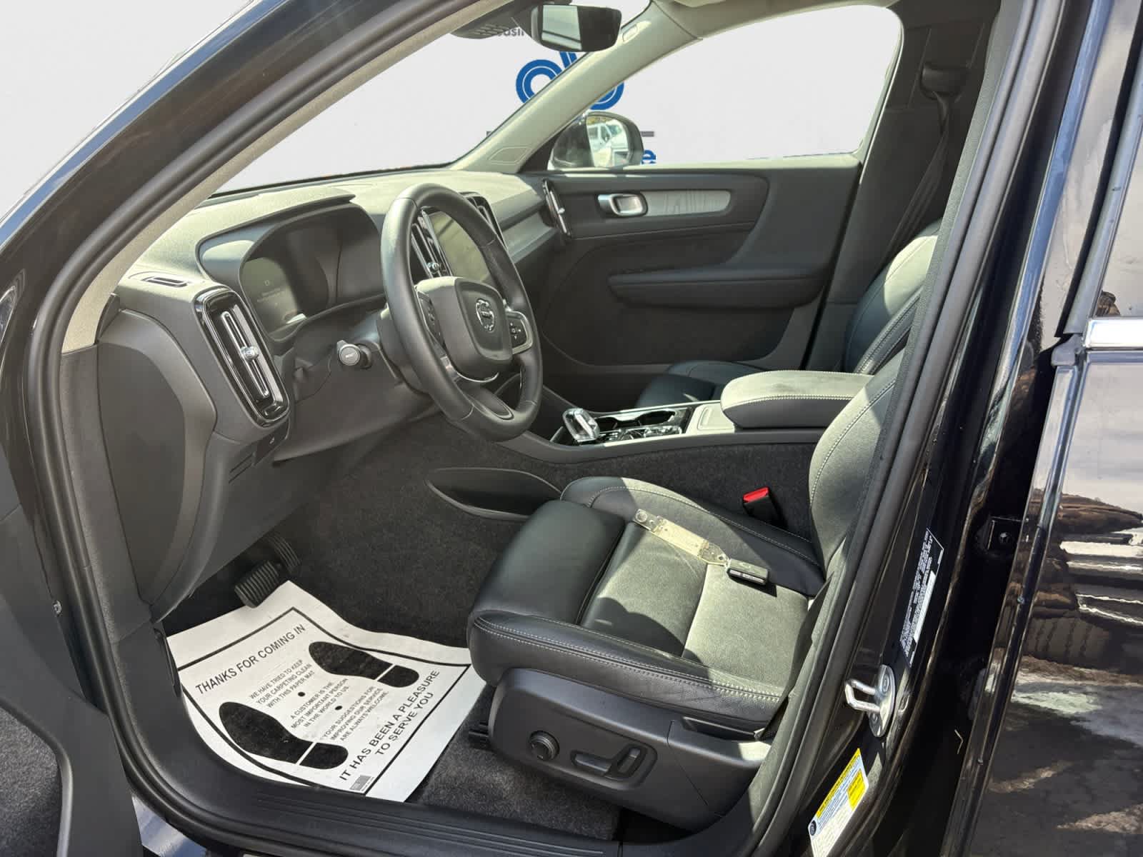 Used 2025 Volvo XC40 B5 Plus image 8