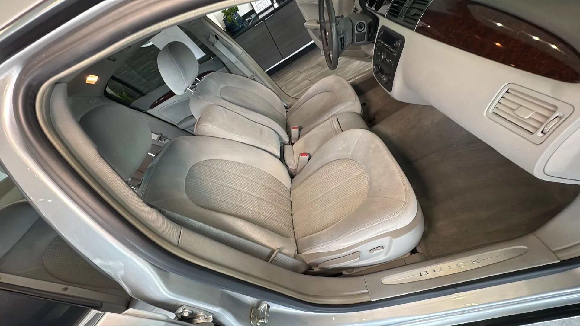 Used 2010 Buick Lucerne CX FWD image 48