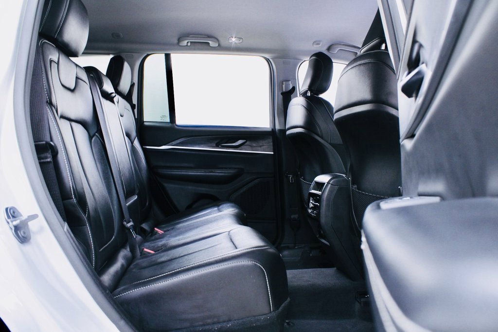 Used 2023 Jeep Grand Cherokee Limited image 6