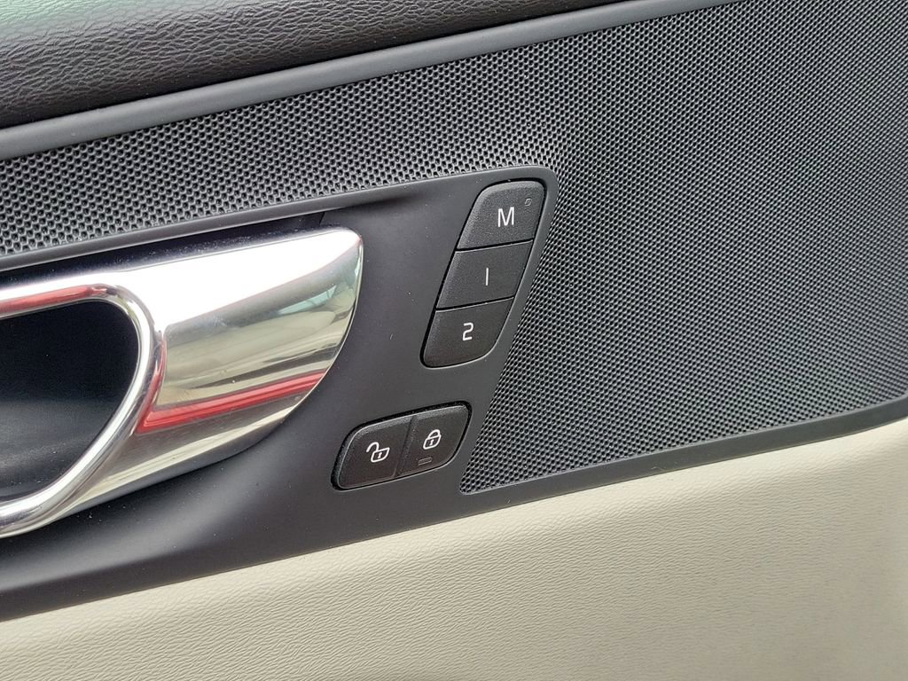 Used 2018 Volvo XC60 T5 Inscription w/ Convenience Package image 19