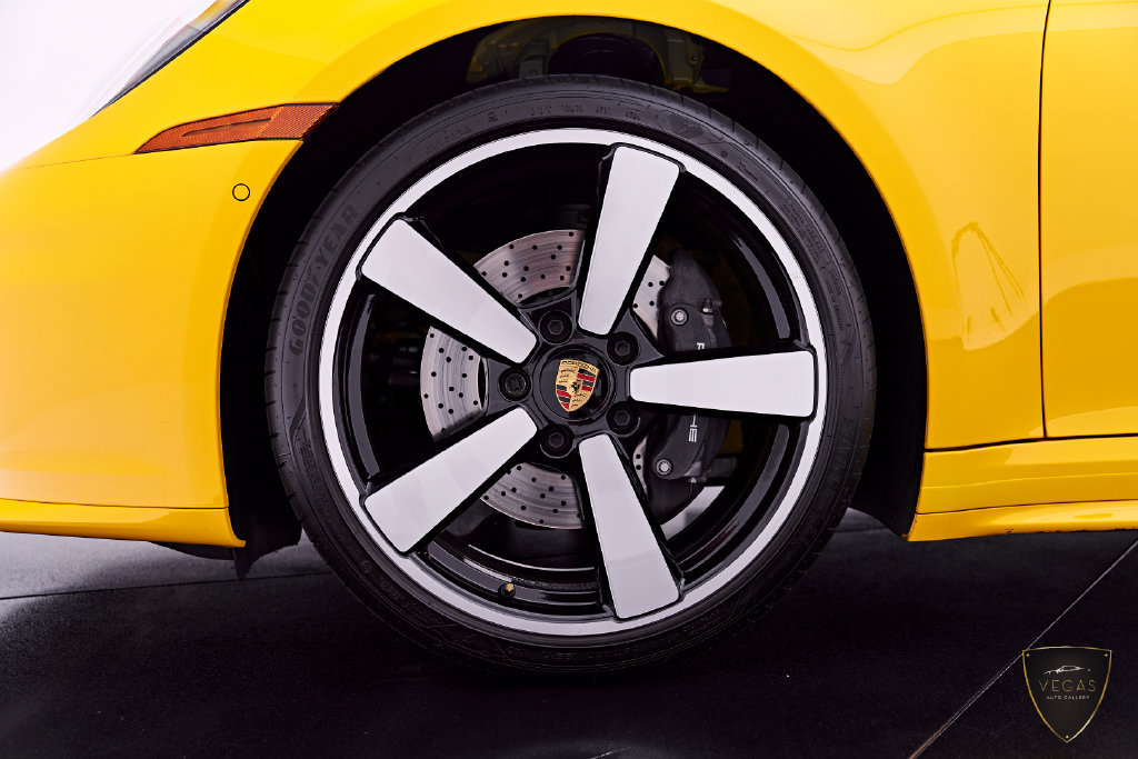 Used 2025 Porsche 911 Carrera RWD image 3