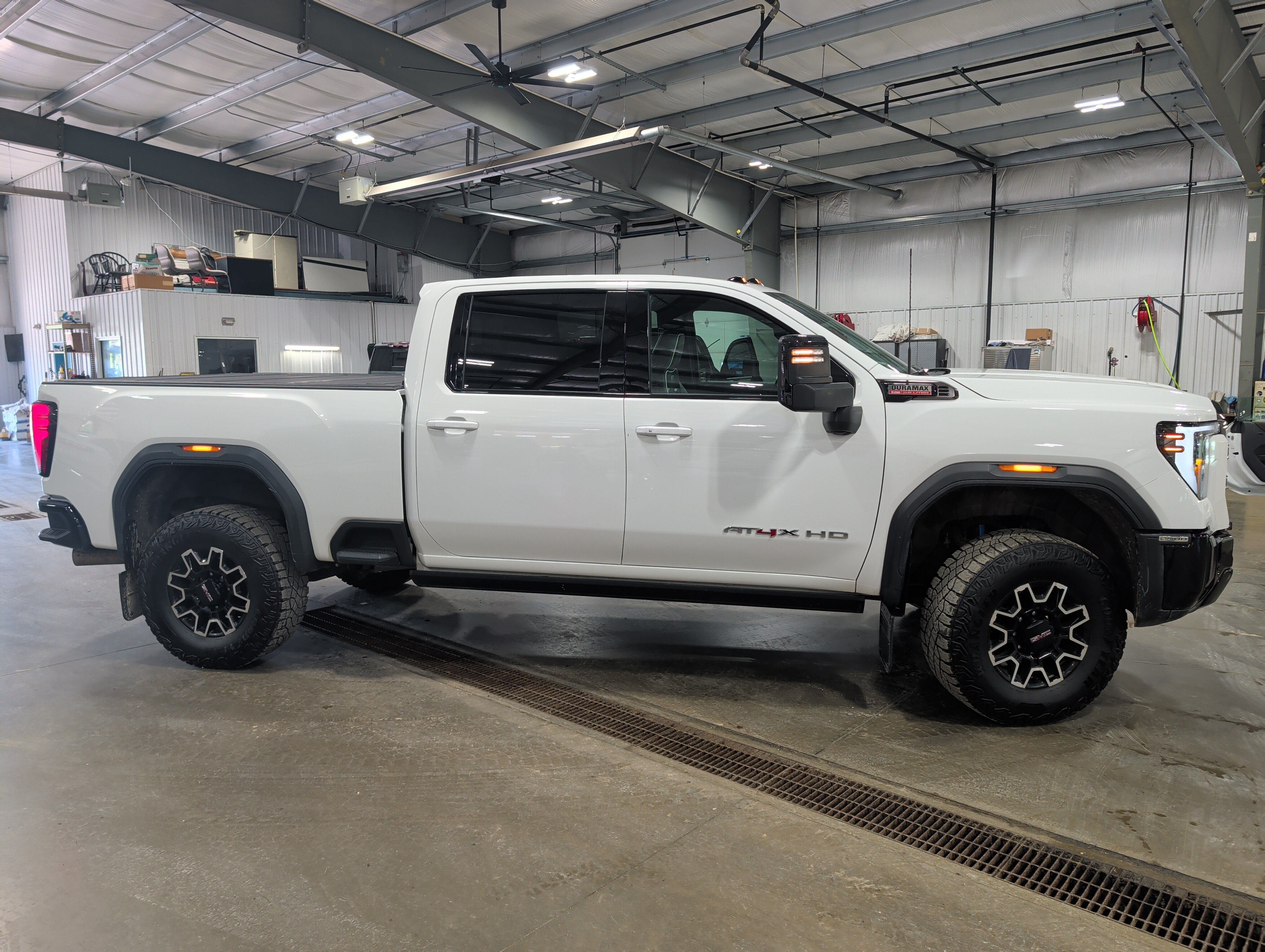 Used 2024 GMC Sierra 2500 AT4X AWD/4WD image 2