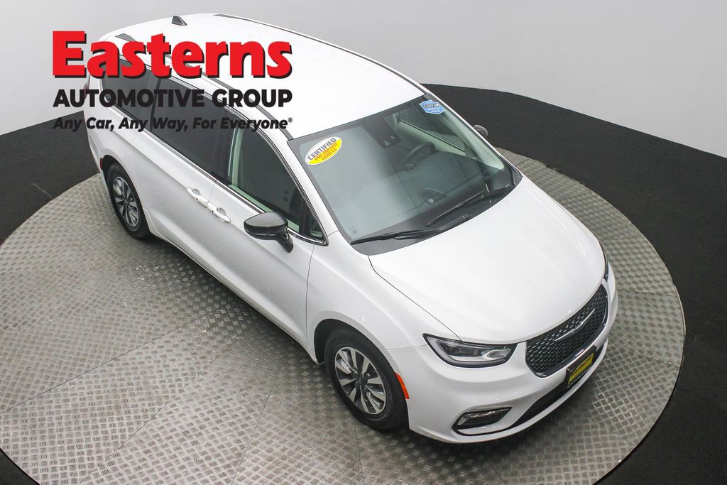 Used 2024 Chrysler Pacifica Select image 3