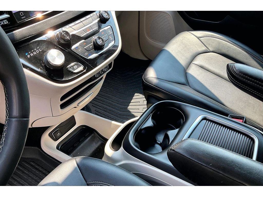 Used 2024 Chrysler Pacifica Touring-L FWD image 15