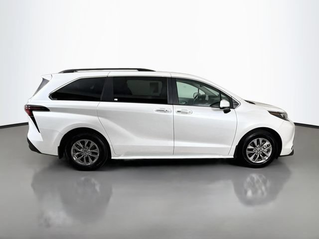 Used 2025 Toyota Sienna XLE FWD image 8