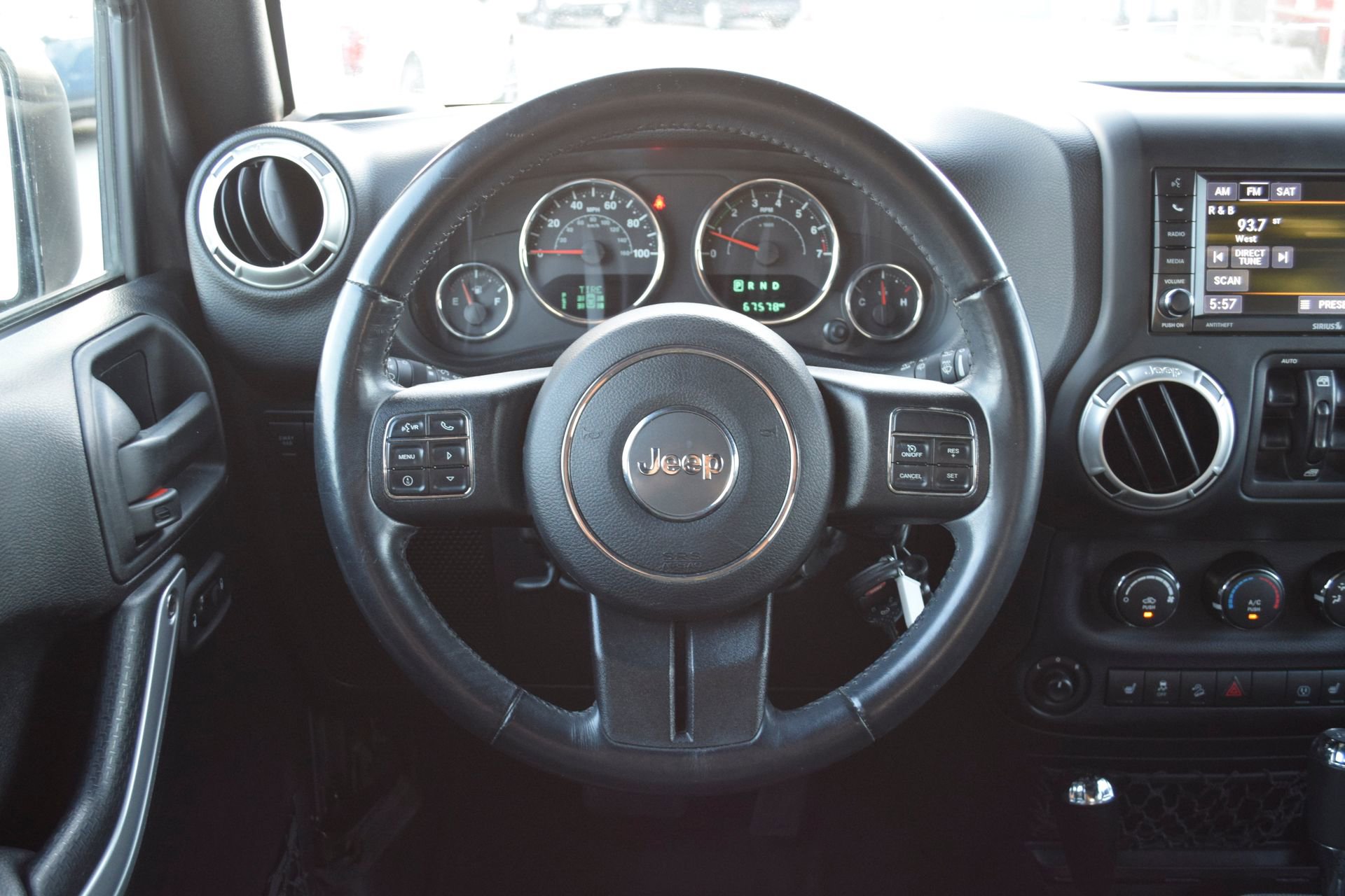 Used 2018 Jeep Wrangler Unlimited Rubicon w/ Connectivity Group image 8