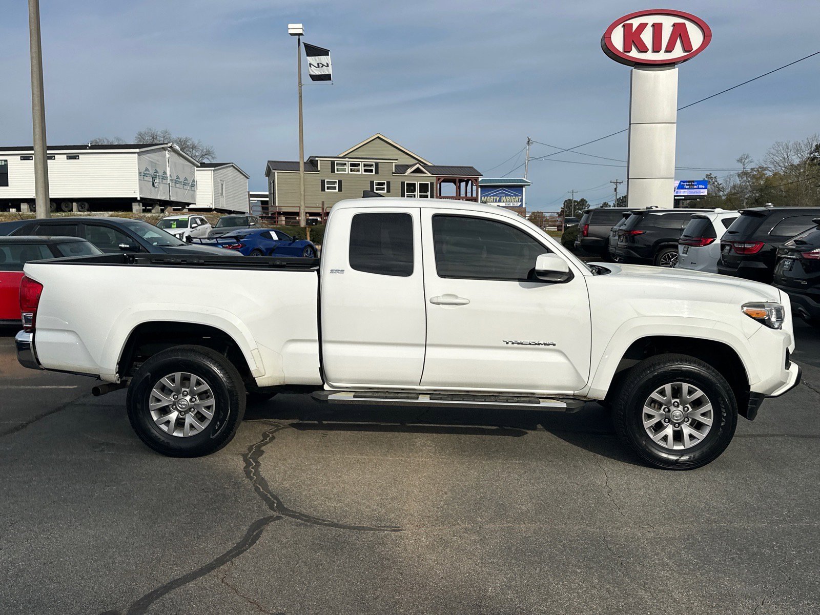 Used 2017 Toyota Tacoma 2WD Access Cab image 2