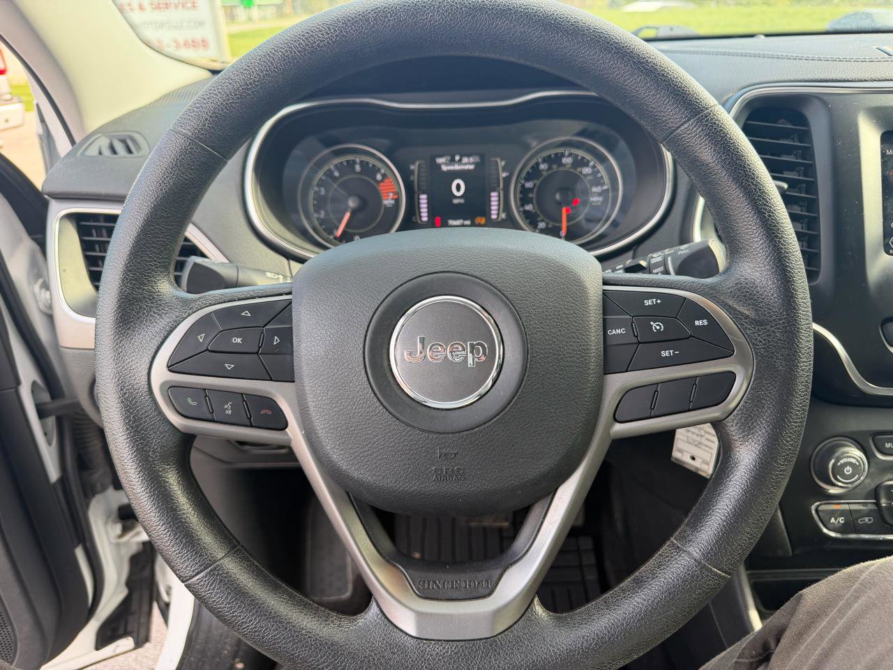 Used 2019 Jeep Cherokee Latitude w/ Popular Appearance Group FWD image 21