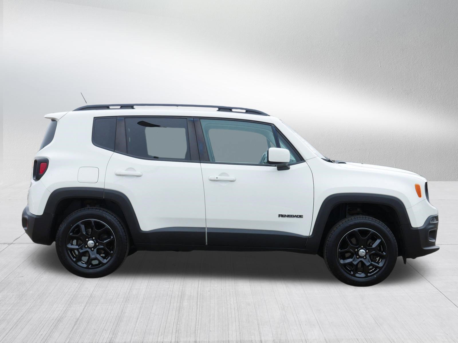 Used 2017 Jeep Renegade Latitude w/ Cold Weather Group image 8