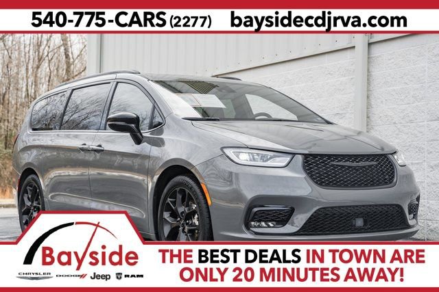 Used 2025 Chrysler Pacifica Limited image 1