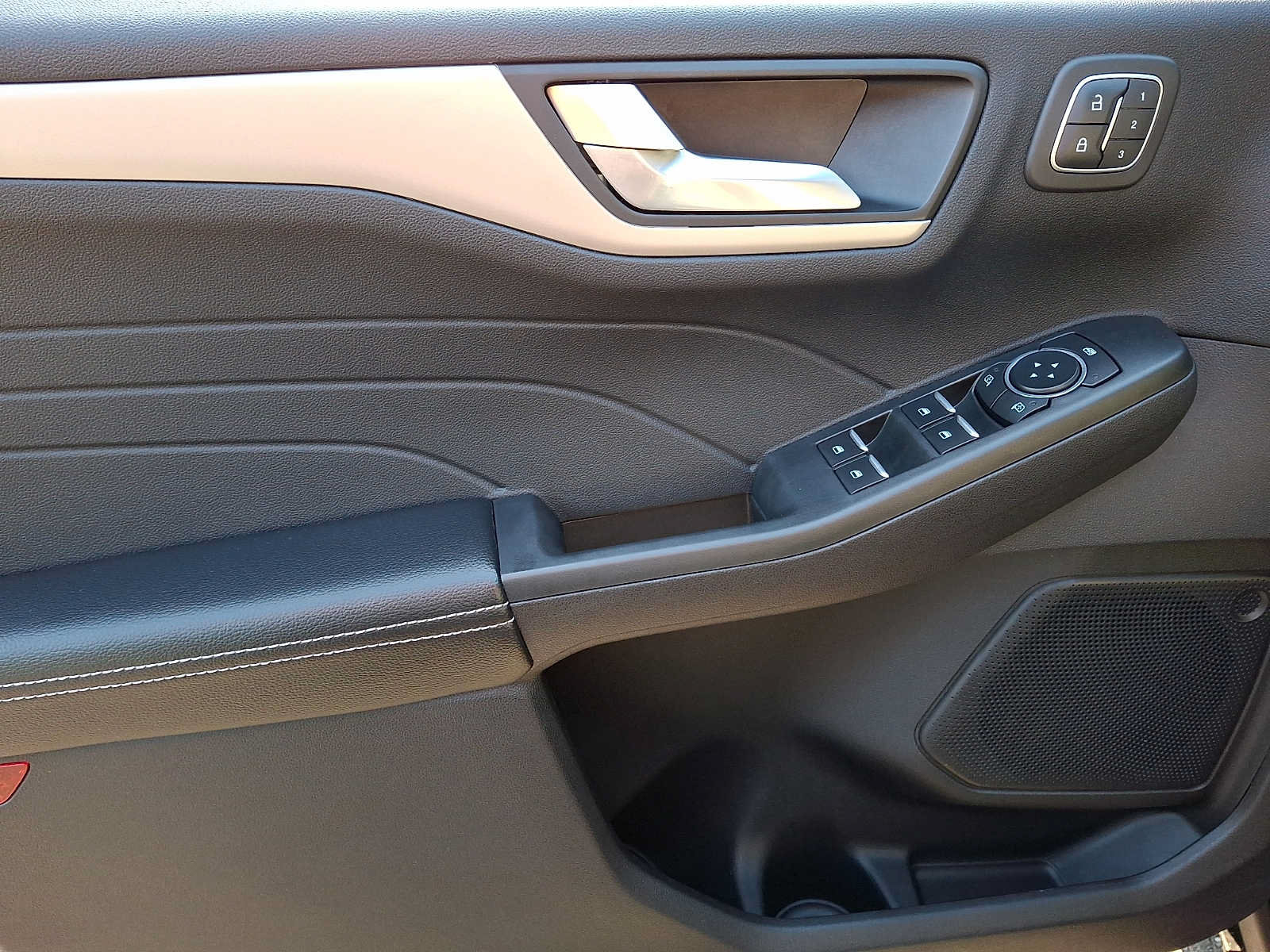 Used 2022 Ford Escape SEL w/ Technology Package AWD/4WD image 8