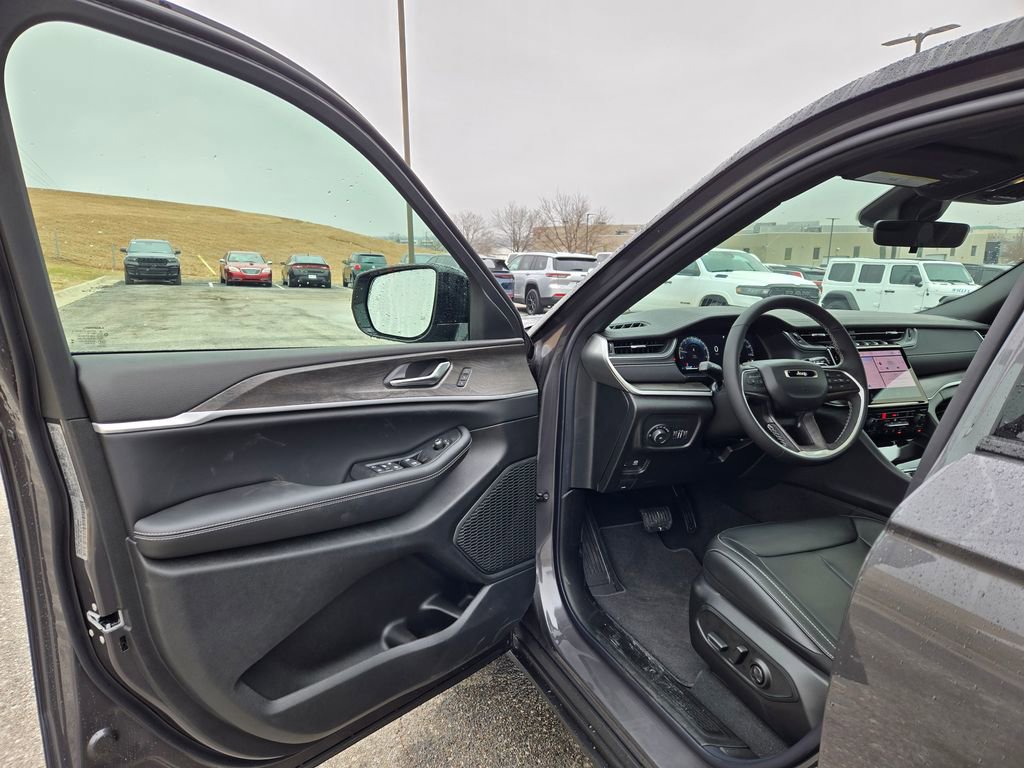 New 2025 Jeep Grand Cherokee Limited image 9