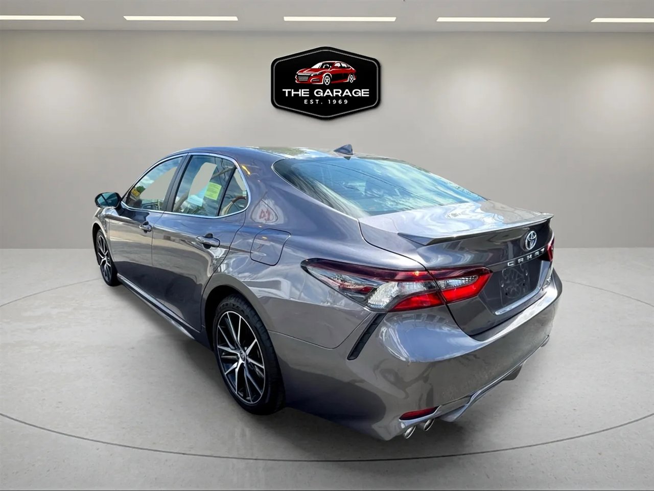 Used 2022 Toyota Camry SE image 4