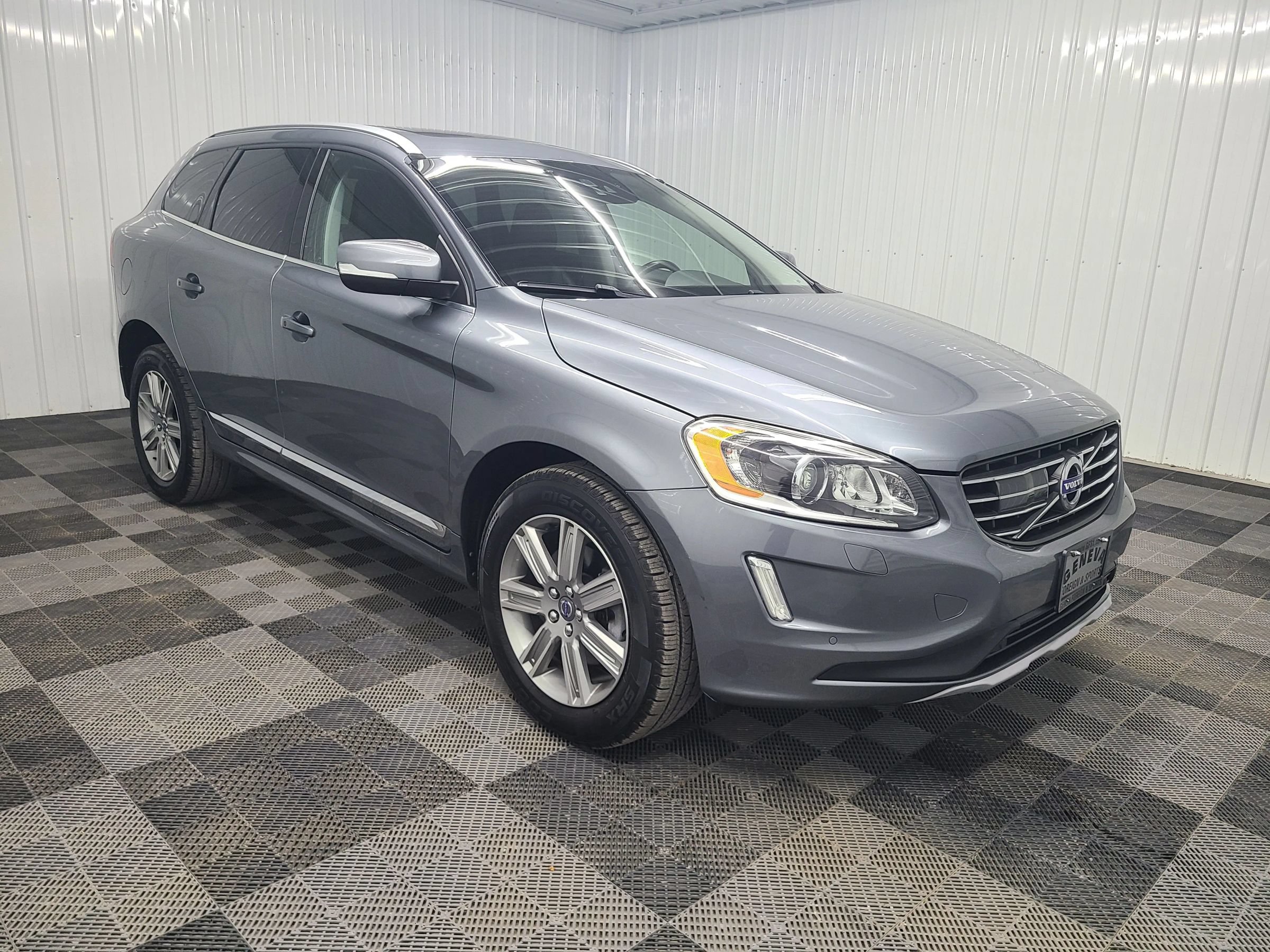 Used 2016 Volvo XC60 T5 Platinum w/ Climate Package AWD/4WD image 4