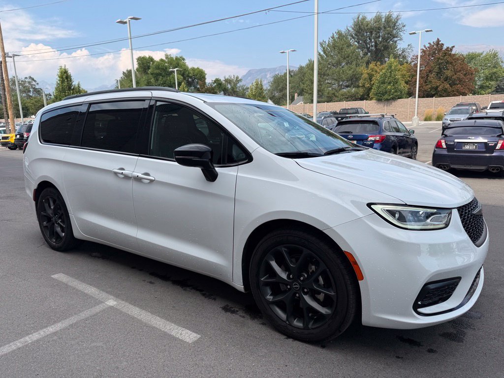 Used 2025 Chrysler Pacifica Limited FWD image 4