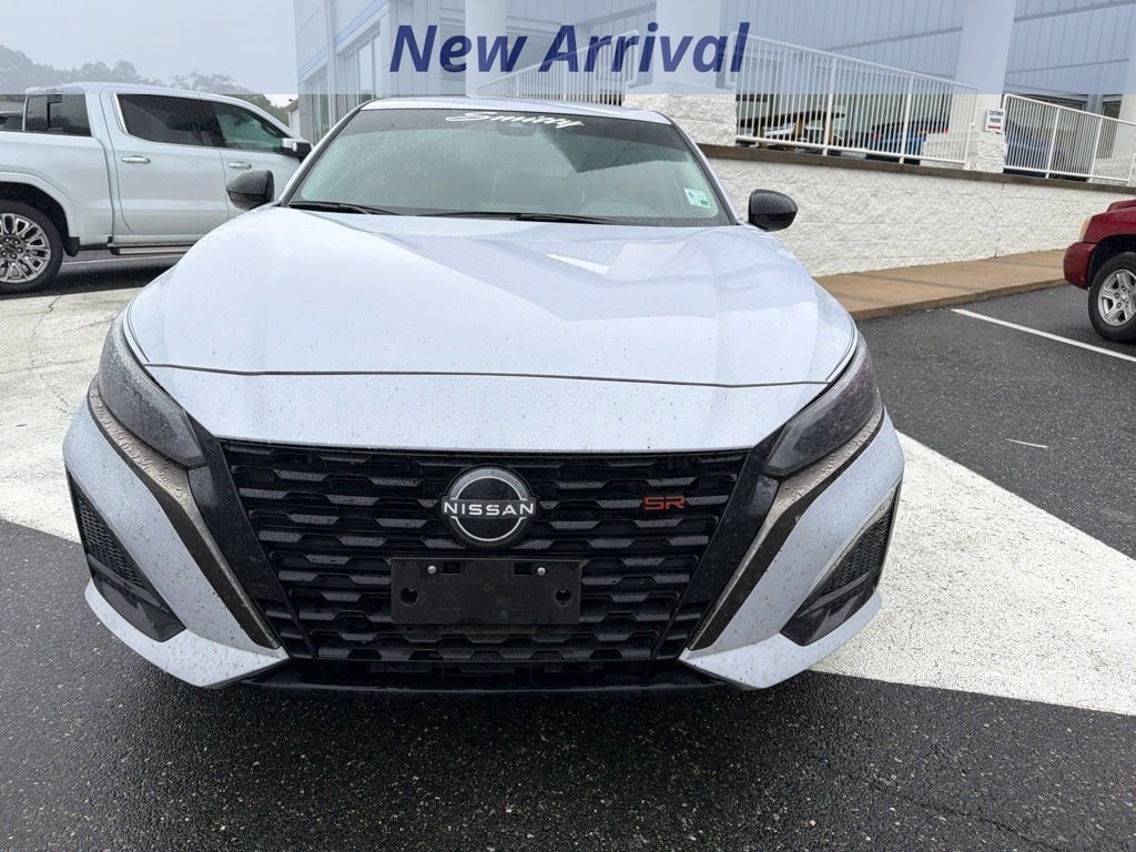 Used 2025 Nissan Altima 2.5 SR FWD image 2