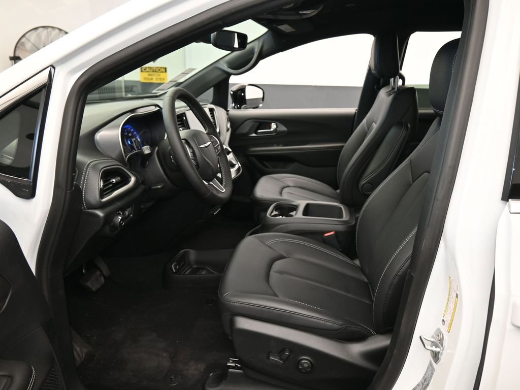 New 2026 Chrysler Pacifica Select FWD image 11