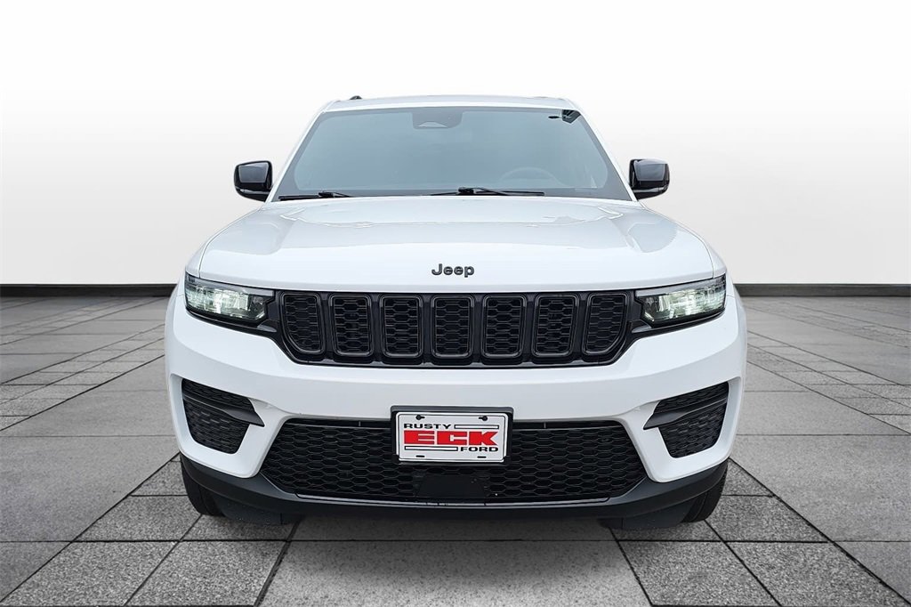 Used 2023 Jeep Grand Cherokee Altitude image 2