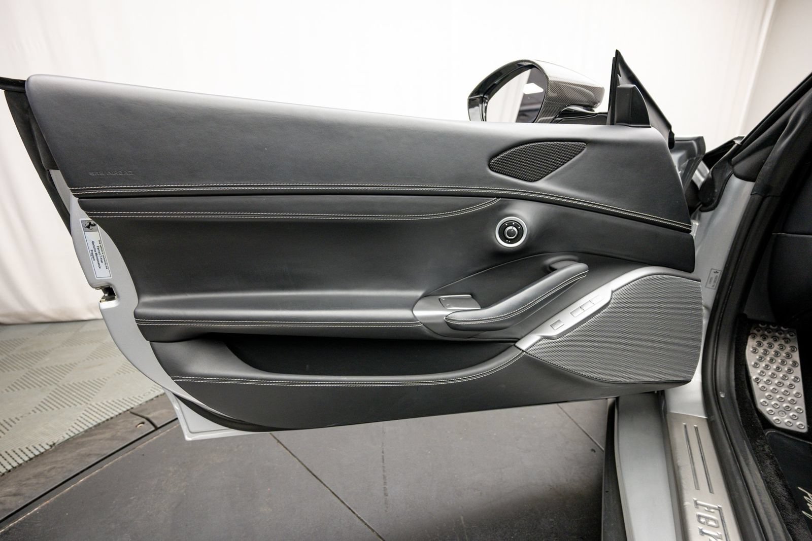 Used 2019 Ferrari Portofino RWD image 45