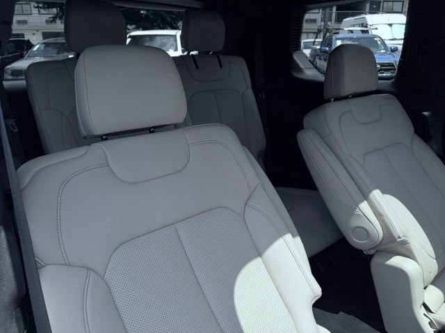 Used 2023 Jeep Grand Cherokee L Limited w/ Luxury Tech Group II AWD/4WD image 35