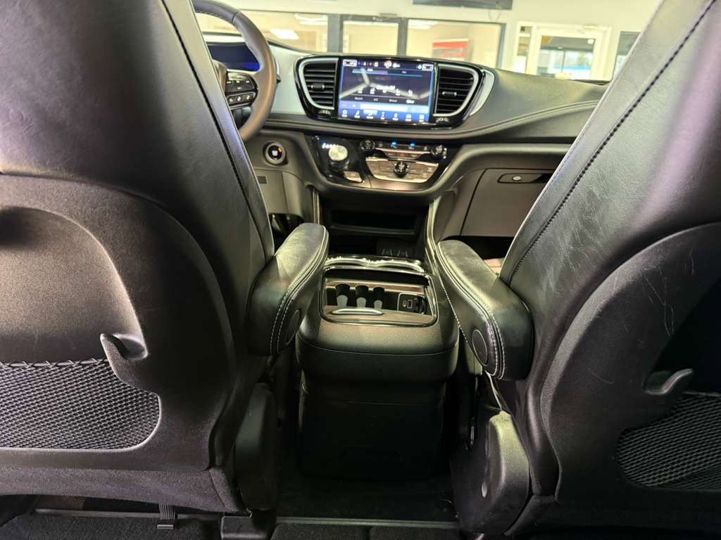 Used 2025 Chrysler Pacifica Limited FWD image 33