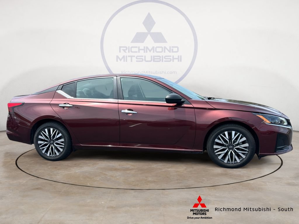 Used 2024 Nissan Altima 2.5 SV FWD image 2