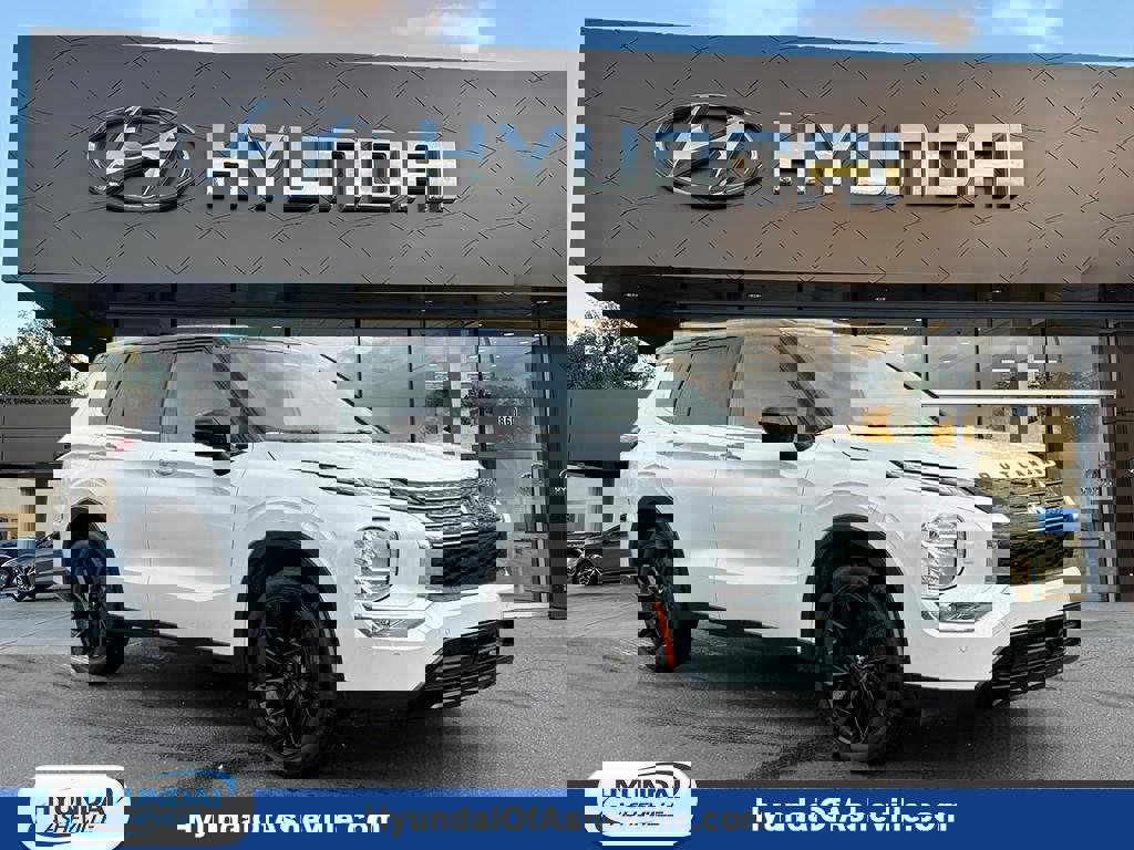 Used 2023 Mitsubishi Outlander SEL image 1