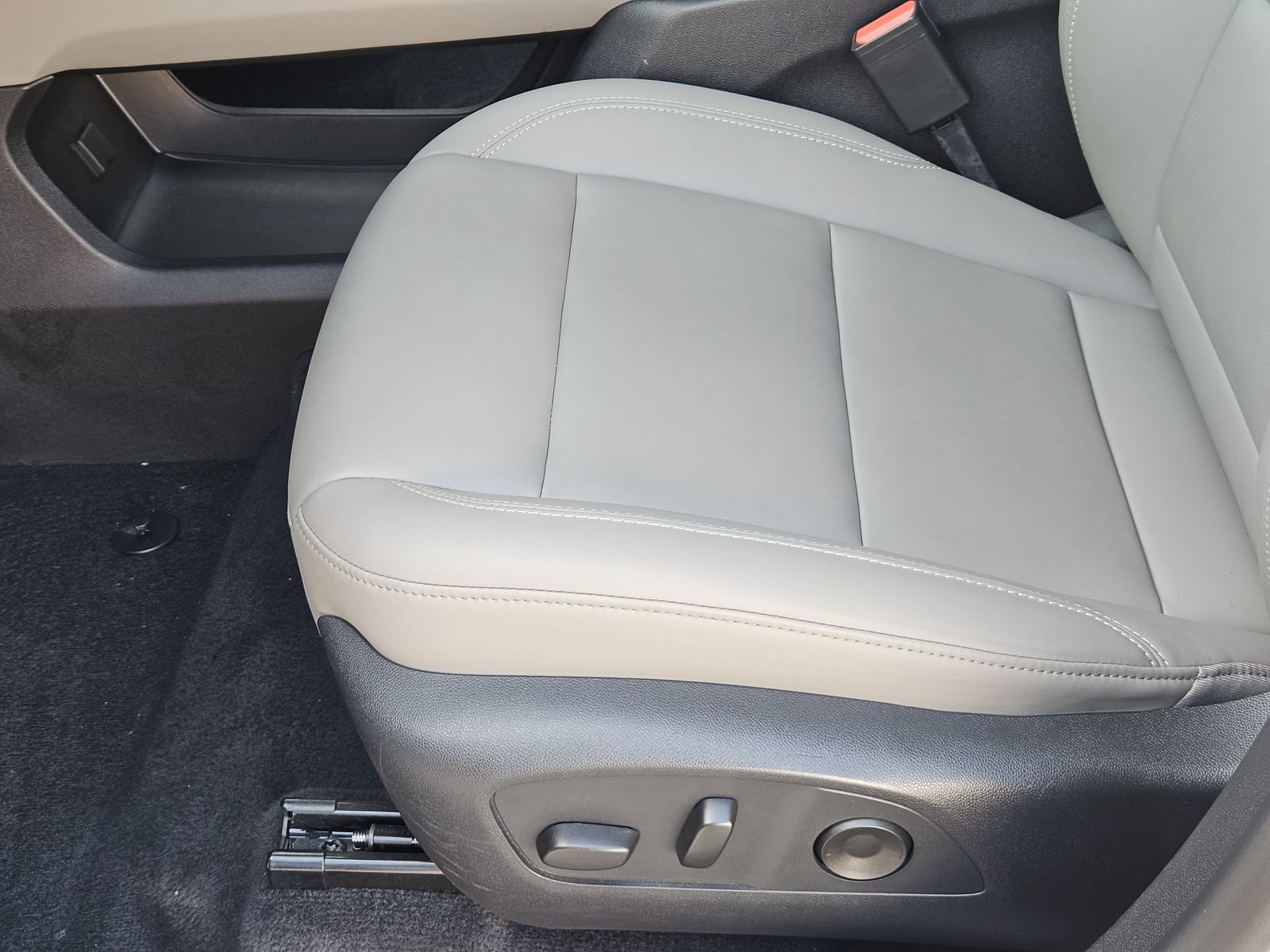 Certified 2026 GMC Acadia Elevation w/ Elevation Premium Package FWD image 29