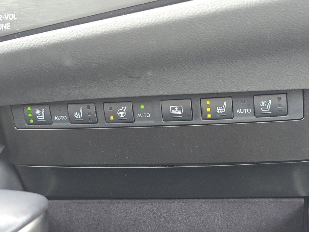 Certified 2024 Lexus ES 300h w/ Accessory Package (Z1) image 17