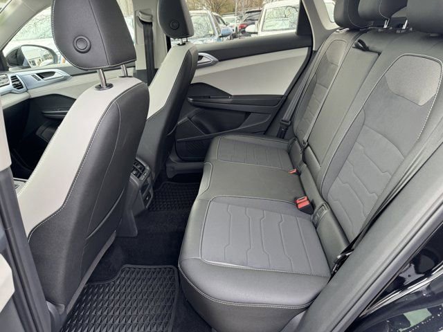 Used 2025 Volkswagen Taos SE w/ Panoramic Sunroof Package AWD/4WD image 35