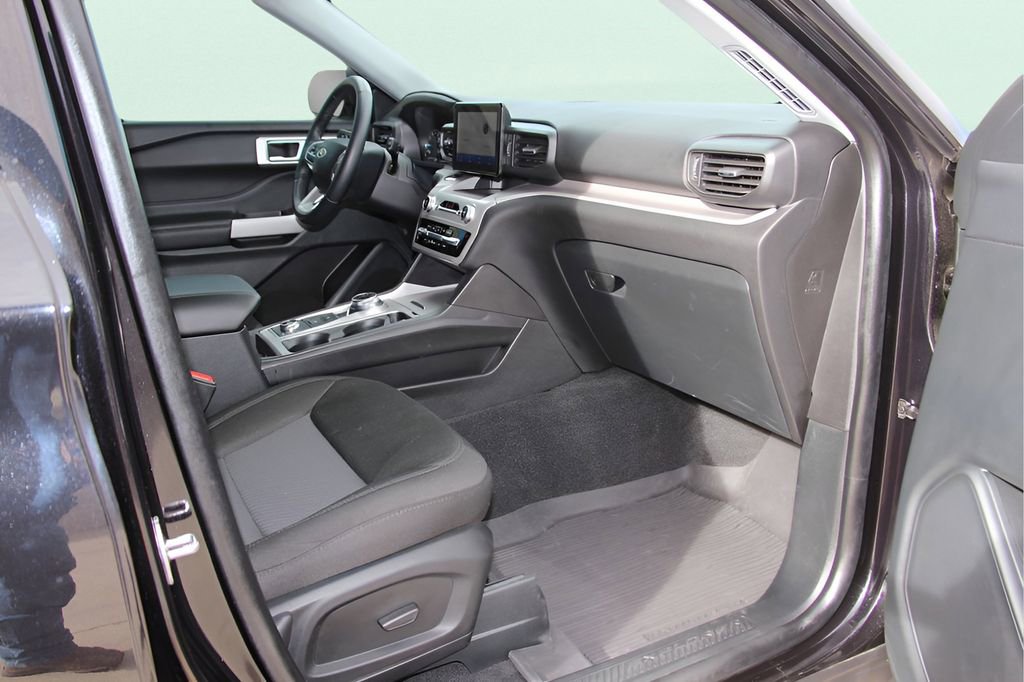 Used 2023 Ford Explorer XLT image 32