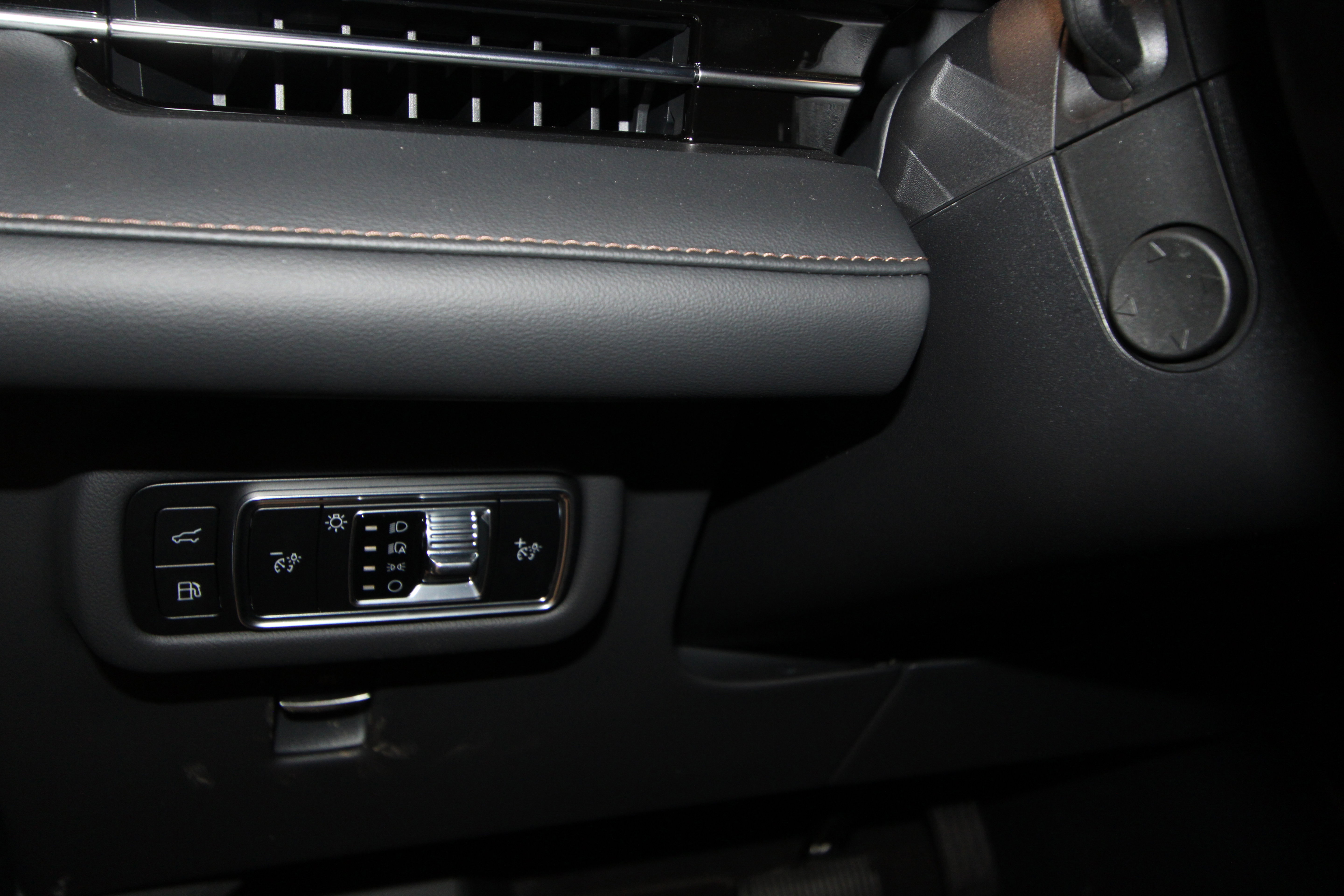 New 2026 Lincoln Nautilus Reserve w/ Jet Appearance Package AWD/4WD image 9