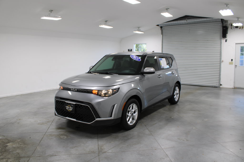 Used 2025 Kia Soul LX w/ LX Technology Package FWD image 4
