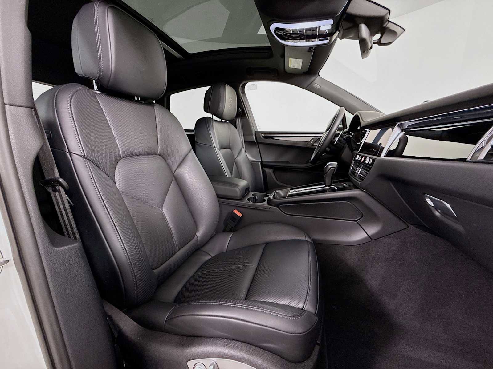Certified 2025 Porsche Macan T image 30