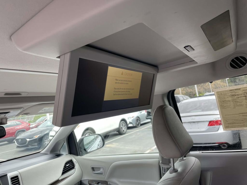 Used 2018 Toyota Sienna XLE Premium image 25
