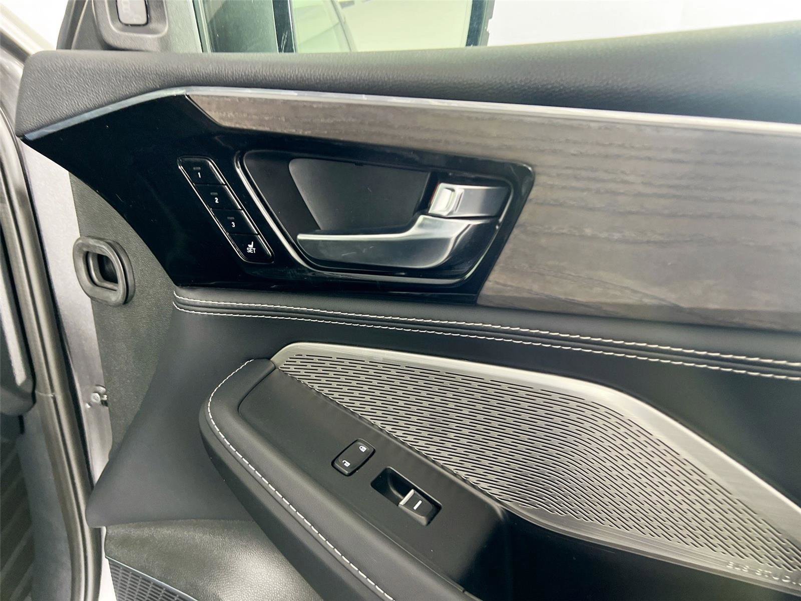 Used 2023 Acura MDX SH-AWD w/ Advance Package image 30