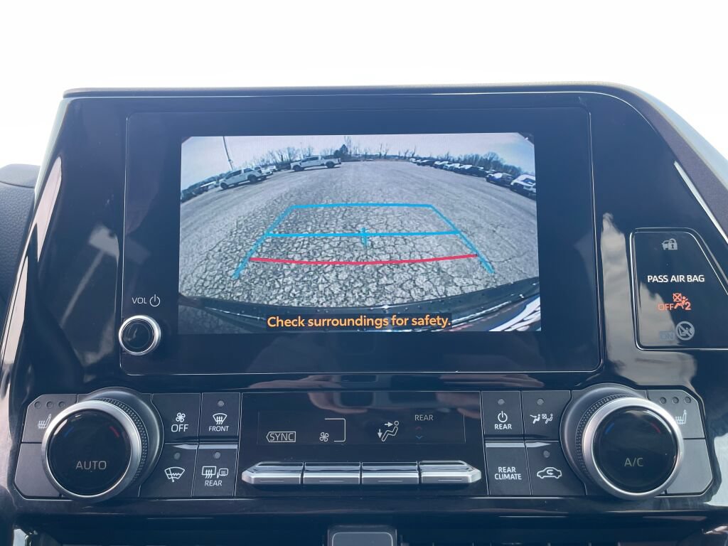 Used 2023 Toyota Highlander XLE FWD image 13