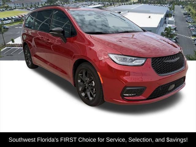 Certified 2025 Chrysler Pacifica Limited image 2