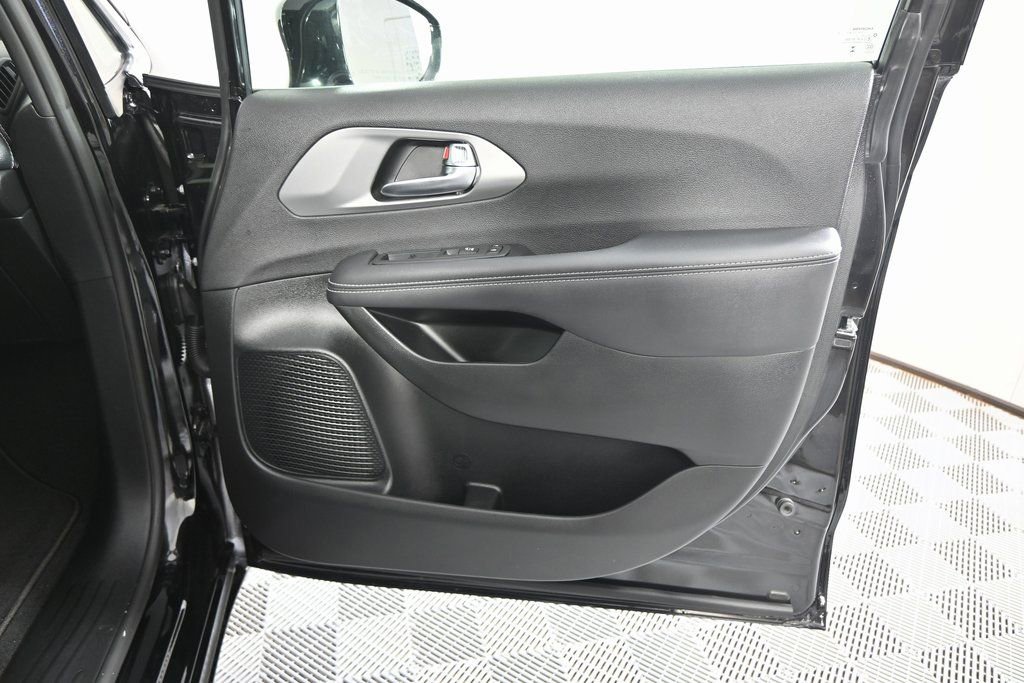 Used 2025 Chrysler Pacifica Select FWD image 13