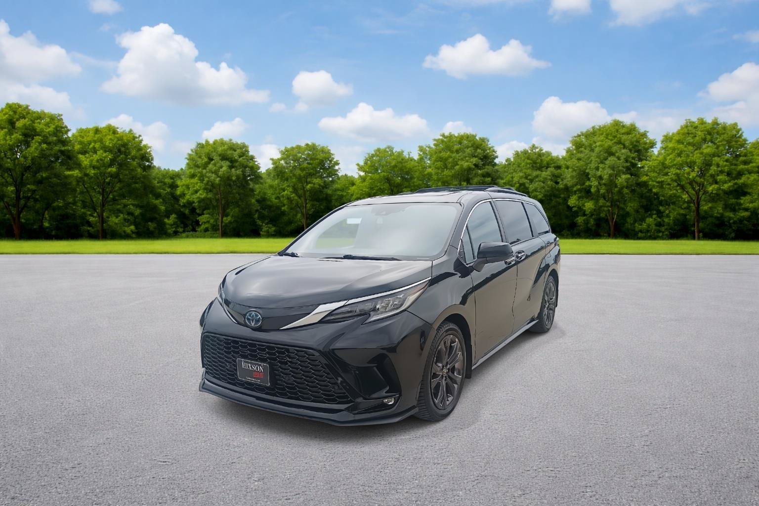 Used 2023 Toyota Sienna XSE FWD image 3