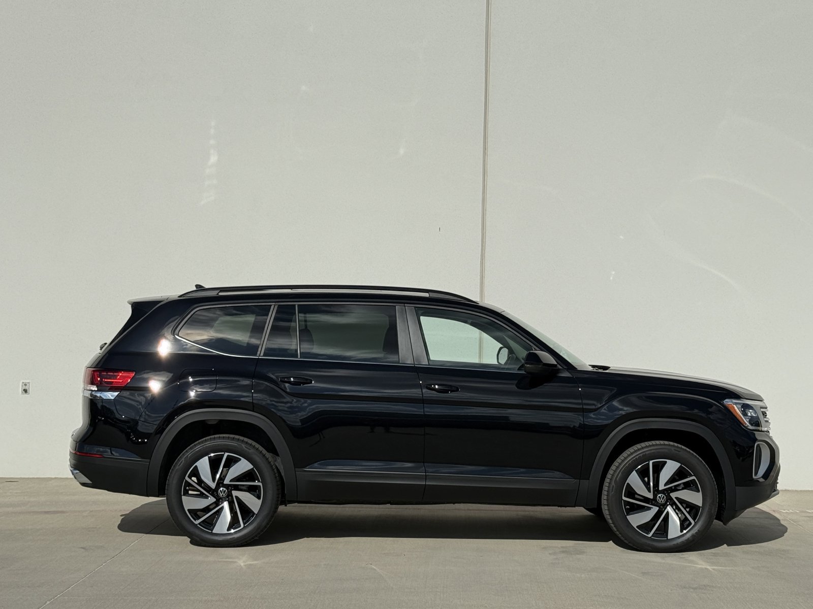 New 2026 Volkswagen Atlas SE FWD image 3