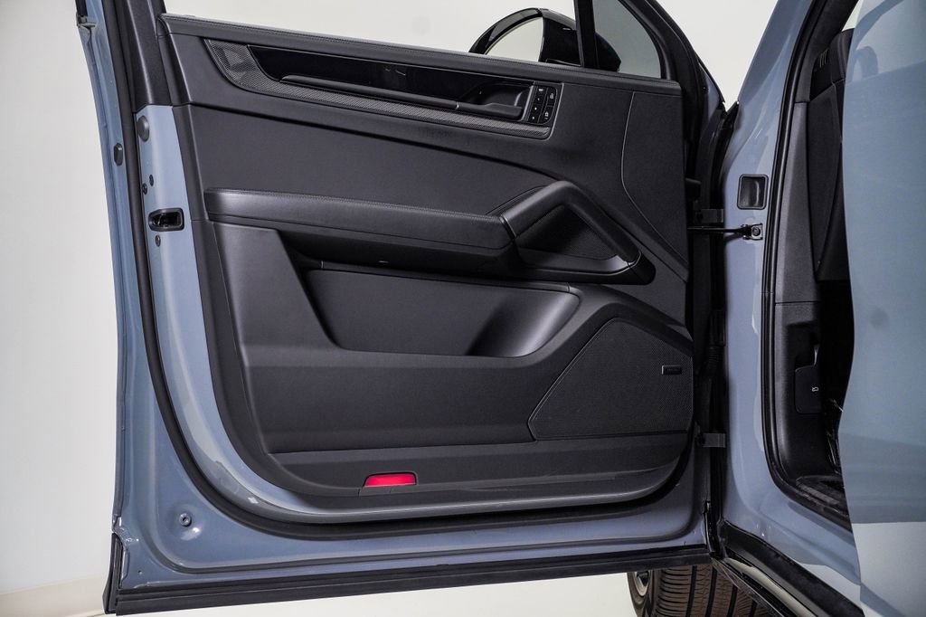 Certified 2025 Porsche Cayenne GTS AWD/4WD image 25