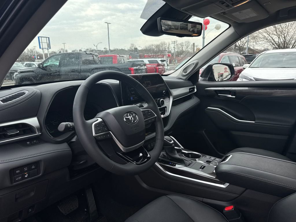 New 2026 Toyota Highlander Platinum image 19