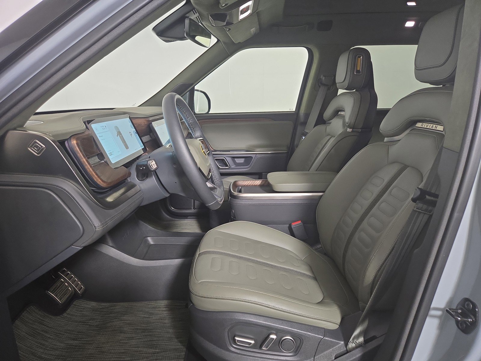 Used 2024 Rivian R1S Adventure image 20